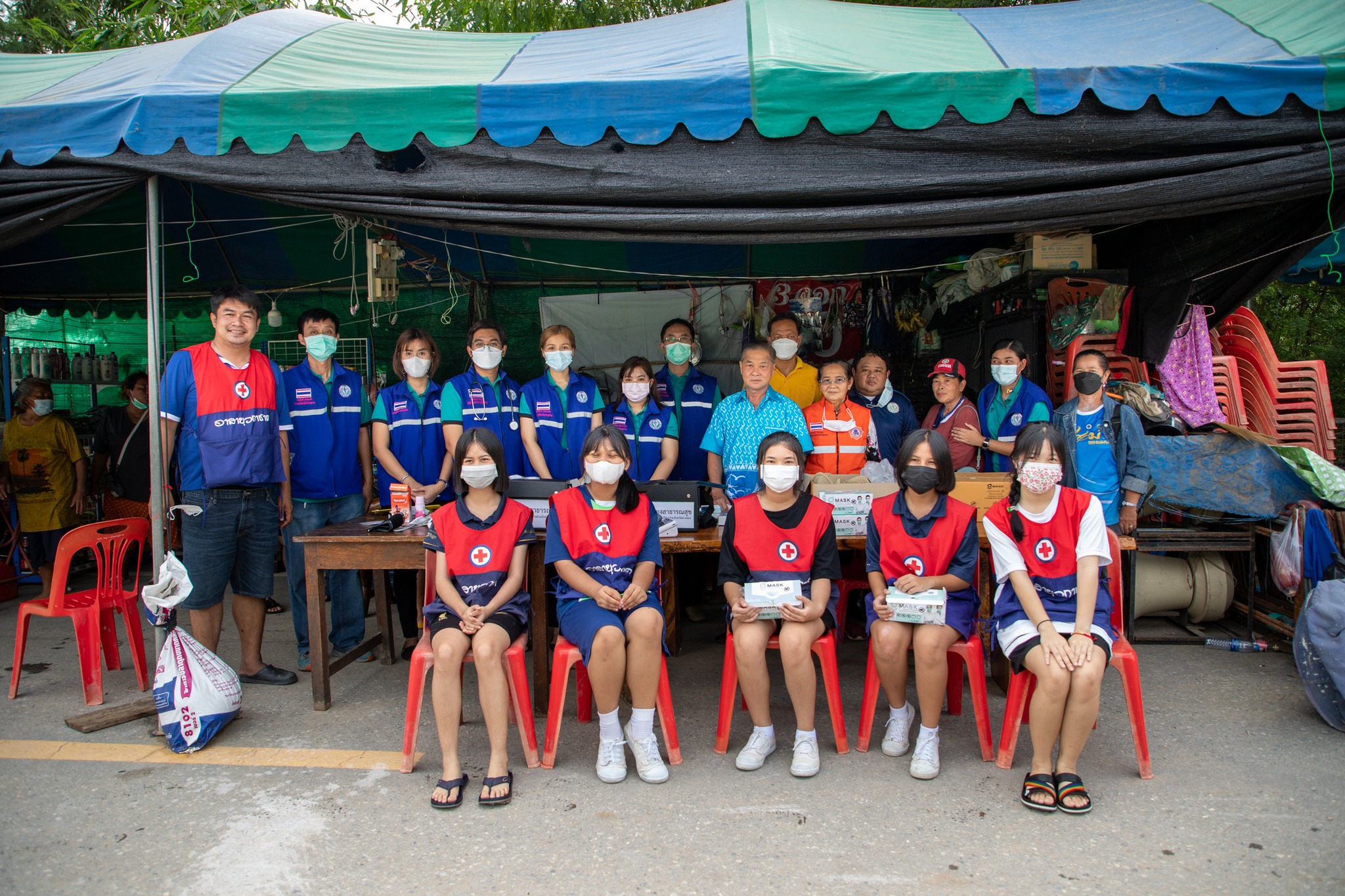 ลงพื้นที่มอบยาสามัญประจำบ้าน และนำรถผลิตน้ำดื่มบริสุทธิ์ มาให้บริการกับประชาชน ที่ได้รับผลกระทบจากน้ำท่วมในเขตพื้นที่ ต.โผงเผง อ.ป่าโมก จ.อ่างทอง