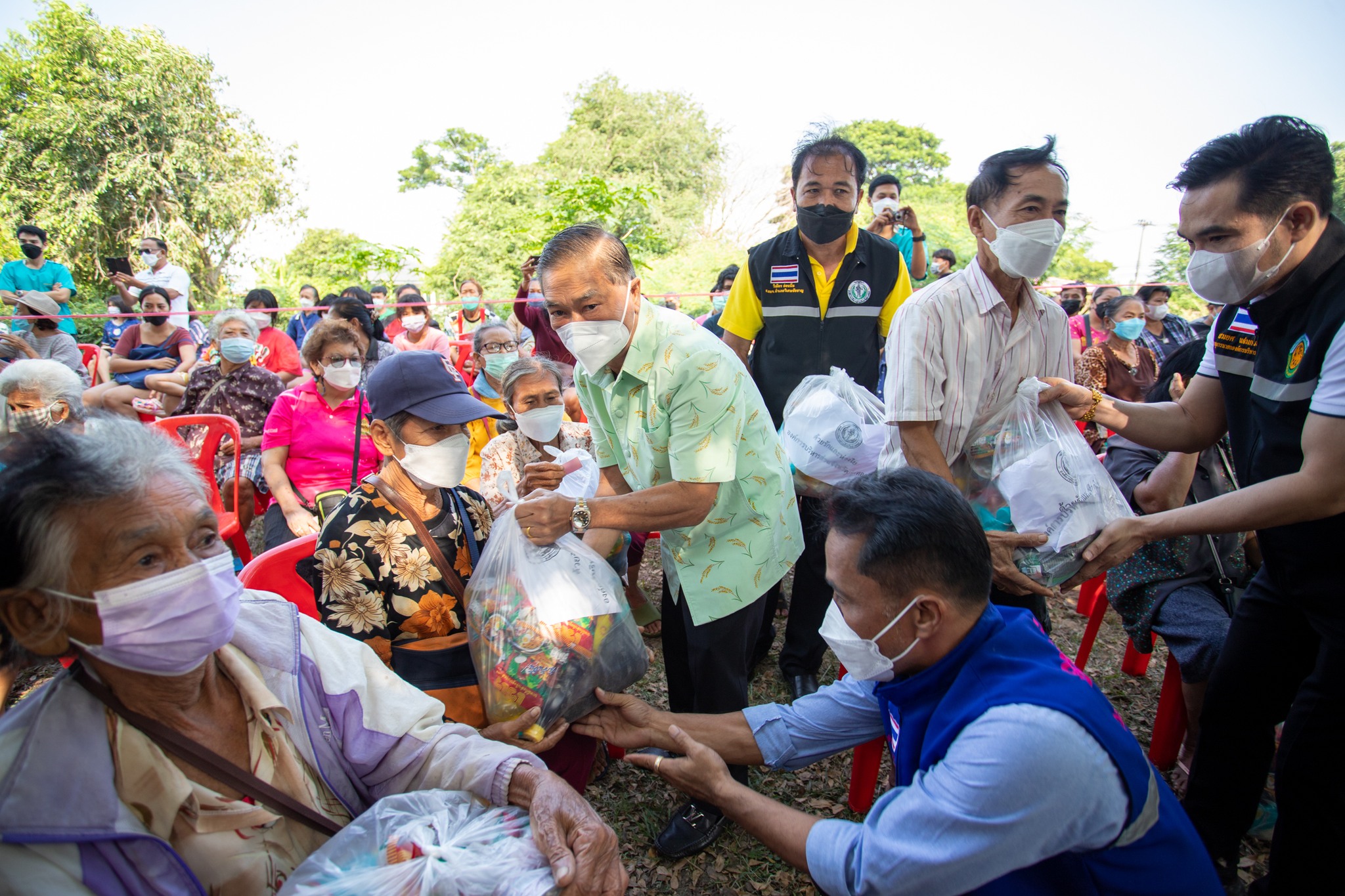 พร้อมมอบเครื่องอุปโภคบริโภคให้กับประชาชนที่ประสบปัญหาอุทกภัย (น้ำท่วม) ในพื้นที่ อำเภอวิเศษชัยชาญ จังหวัดอ่างทอง