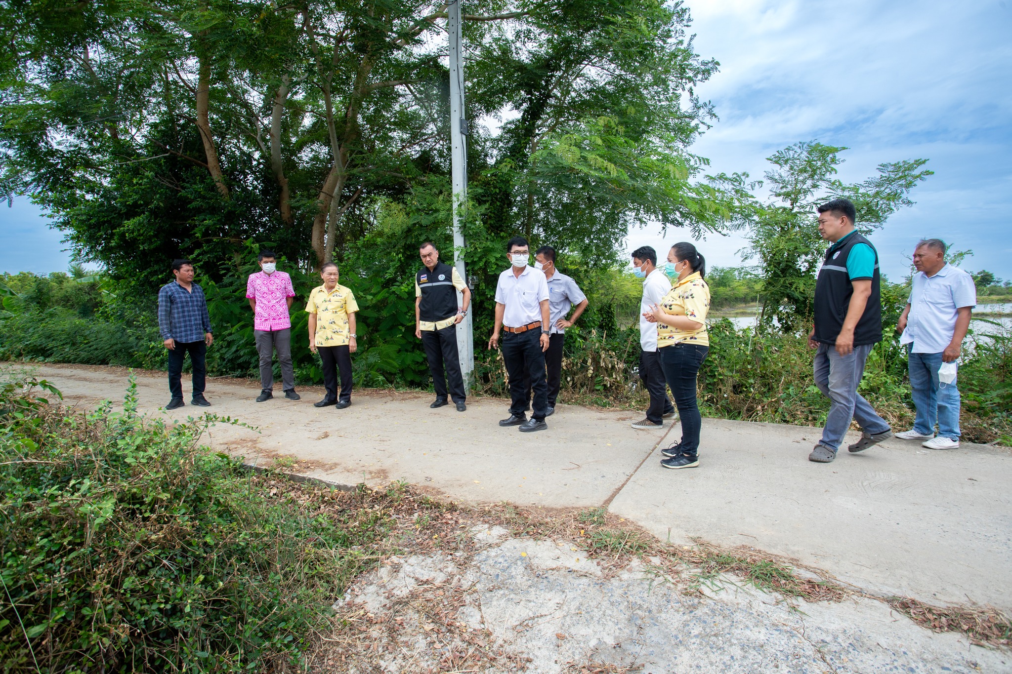 ลงพื้นที่ตรวจสอบถนนบริเวณสายทางหลวงท้องถิ่น อท.ถ.๔-๐๓๖ เส้นทางเข้าหนองเป็ด หมู่ที่ ๔ ต.โคกพุทรา อำเภอโพธิ์ทอง จังหวัดอ่างทอง