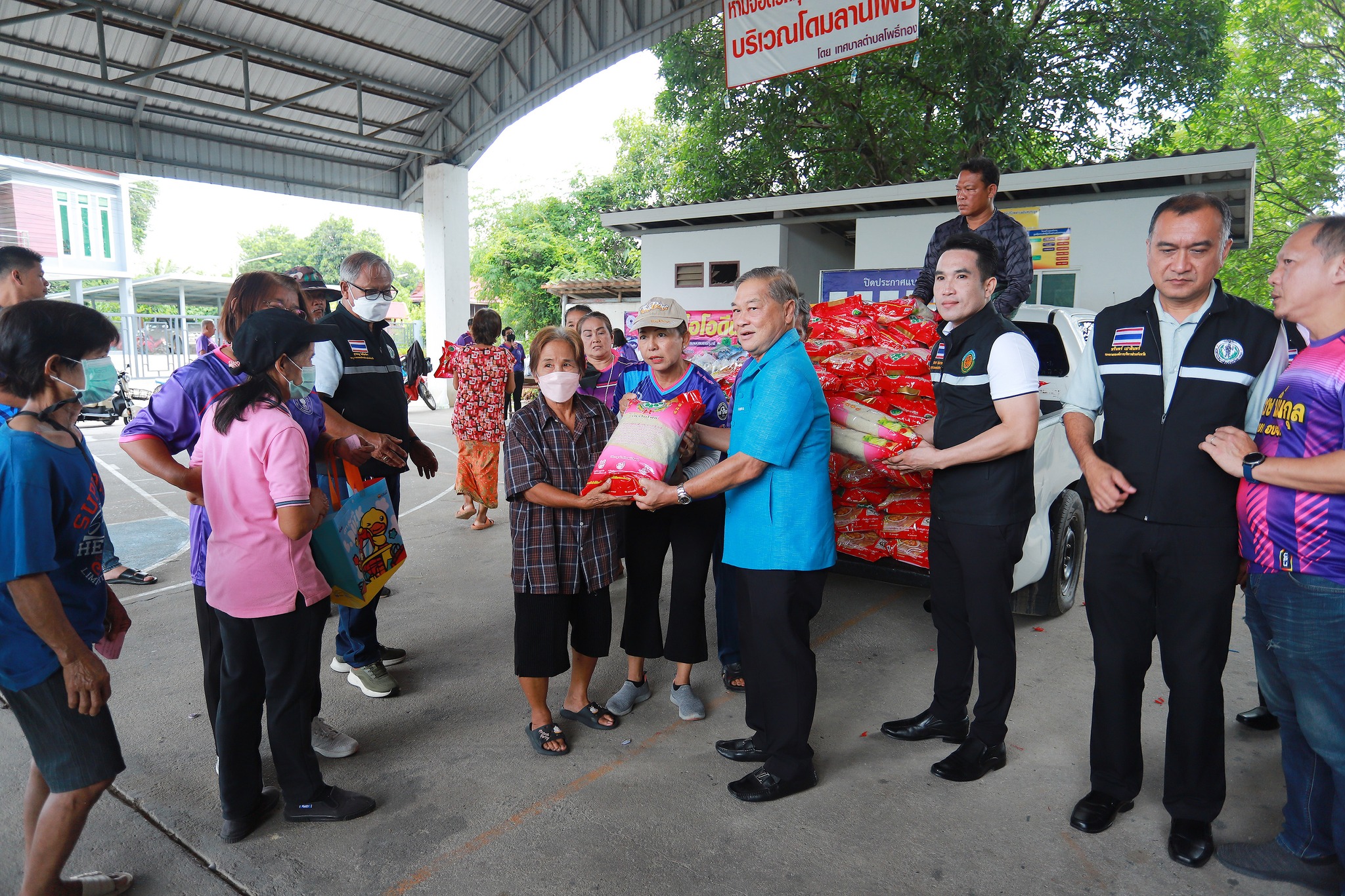 ร่วมมอบสิ่งของตามโครงการพระราชดำริด้านสาธารณสุข โครงการควบคุมโรคขาดสารไอโอดิน ประจำปีงบประมาณ พ.ศ. ๒๕๖๖