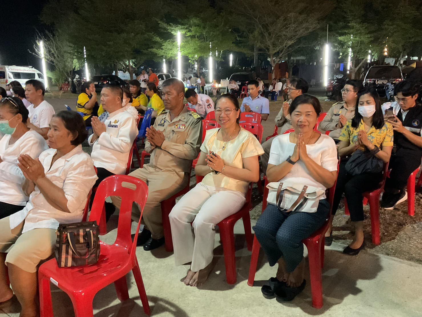 ร่วมถวายน้ำปานะแด่พระภิกษุสงฆ์ สามเณร ตามโครงการจาริกธุดงค์เผยแผ่ธรรมเฉลิมพระเกียรติ จังหวัดลำพูน-จังหวัดพระนครศรีอยุธยา