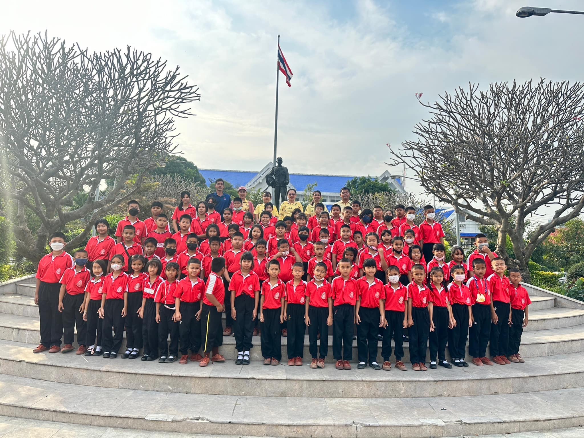 โรงเรียนวัดพิจารณ์โสภณ โรงเรียนวัดสามประชุม และ โรงเรียนบ้านสร้าง เข้าชมพิพิธภัณฑ์ตำนานเมืองอ่างทอง