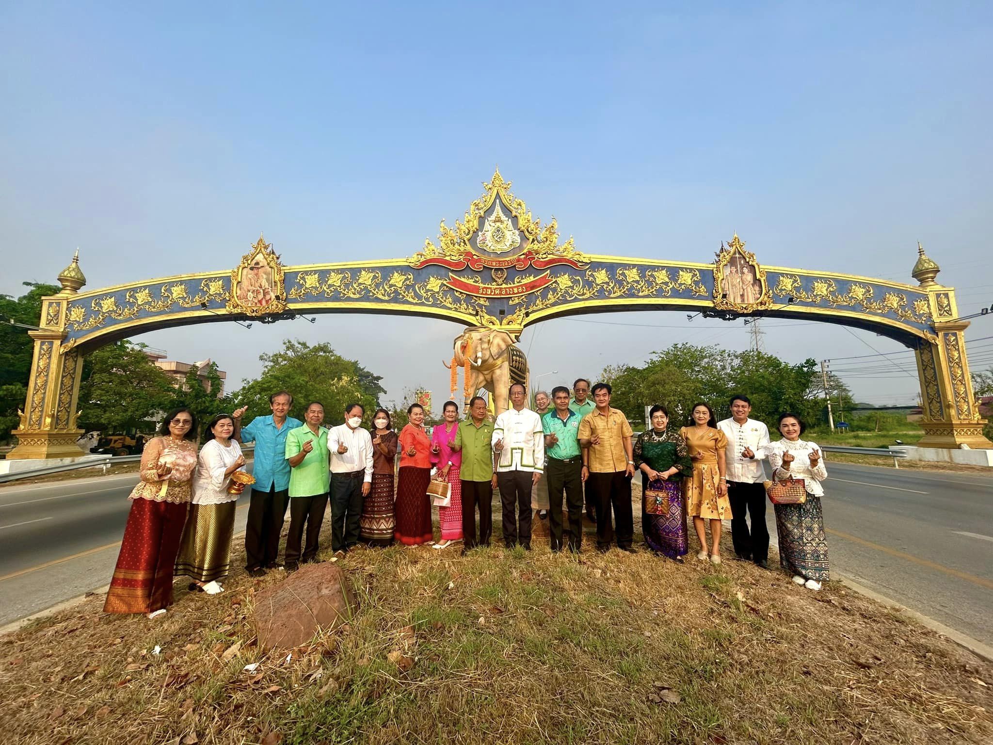 พิธีงานวันช้างไทยของจังหวัดอ่างทอง