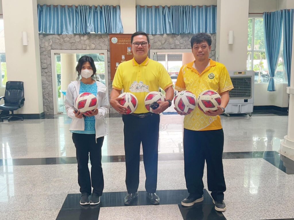 องค์การบริหารส่วนจังหวัดอ่างทอง มอบลูกฟุตบอล ให้กับองค์การบริหารส่วนตำบลไผ่วง เพื่อใช้ในกิจกรรมการแข่งขันกีฬา