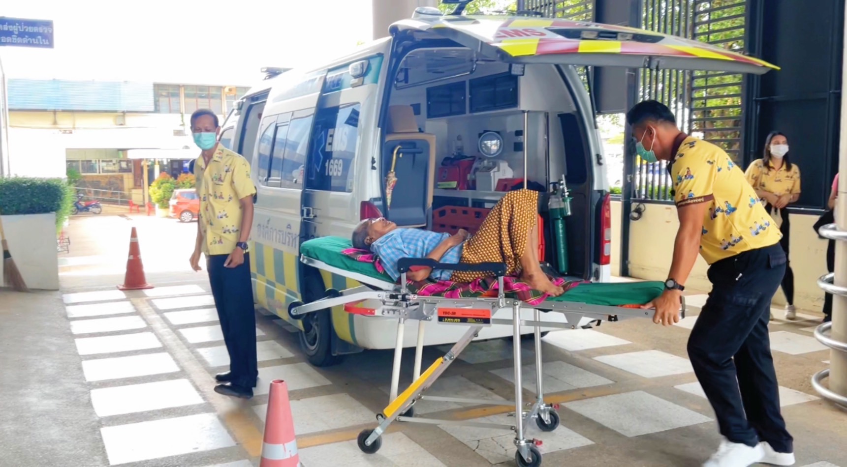 องค์การบริหารส่วนจังหวัดอ่างทอง โดยกองสาธารณสุข ออกให้บริการรถพยาบาล รับ-ส่ง ผู้ป่วย