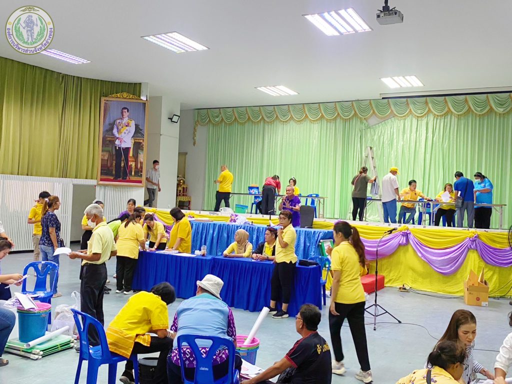 คณะอนุกรรมการประจำอำเภอ ทั้ง ๗ อำเภอ ได้ดำเนินการส่งมอบอุปกรณ์การเลือกตั้งให้กับคณะกรรมการประจำหน่วยเลือกตั้ง