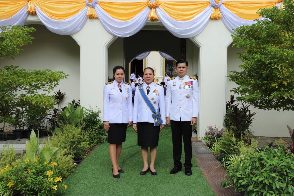 อบจ.อ่างทอง เข้าร่วมพิธีเวียนเทียนสมโภชน้ำพระพุทธมนต์ศักดิ์สิทธิ์ งานเฉลิมพระเกียรติพระบาทสมเด็จพระเจ้าอยู่หัว เนื่องในโอกาสพระราชพิธีมหามงคลเฉลิมพระชนมพรรษา ๖ รอบ ๒๘ กรกฎาคม ๒๕๖๗ จังหวัดอ่างทอง